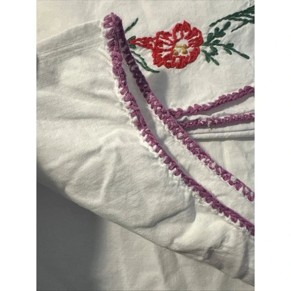 Set Of 2 Vtg Hand Embroidered White Standard Sized Pillow Cases‎